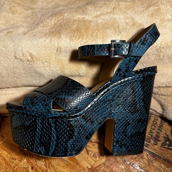 Michael Kors Divia Wedge Embossed Leather shoe in a size 8.5. Color: Luxe Teal - Picture 4 of 7